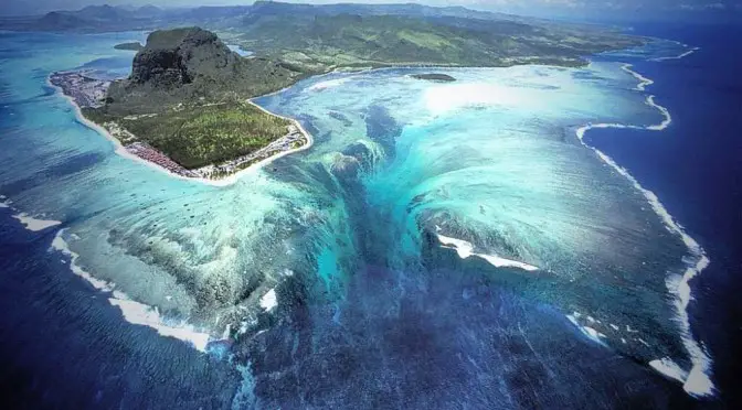 Underwater waterfall illusian, Mauritius
