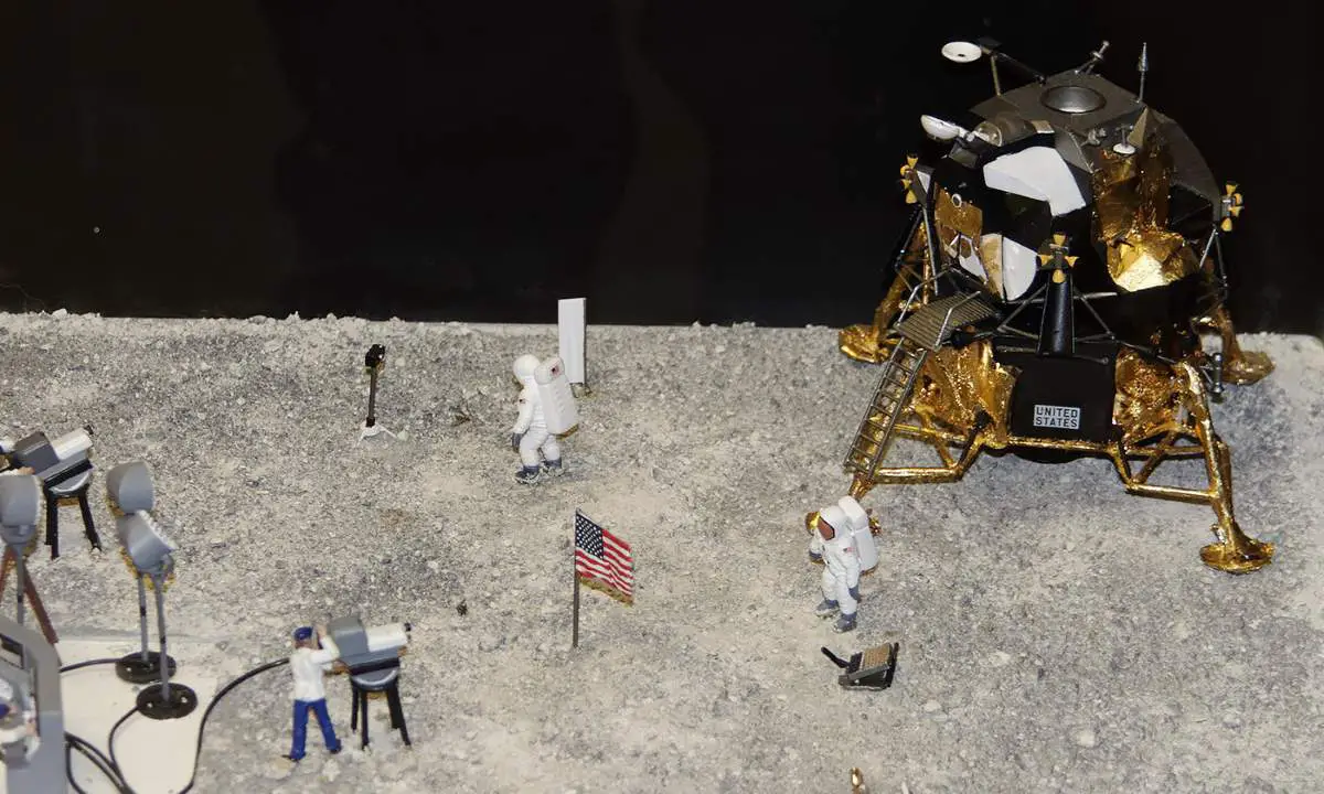 Moon landing model