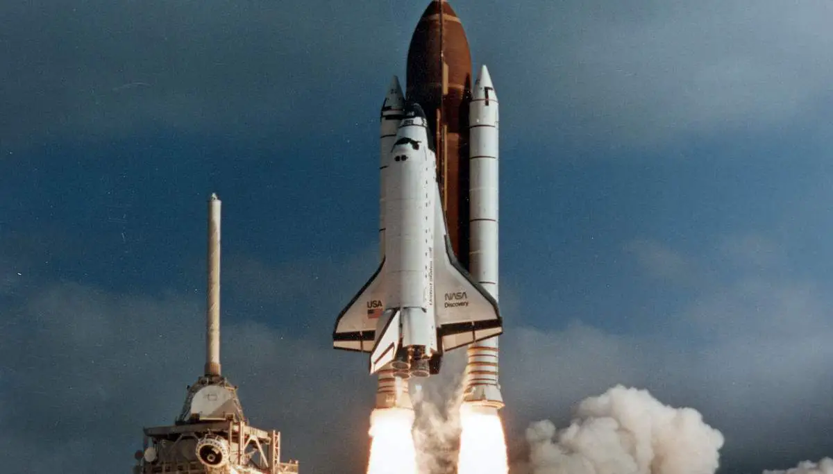 Hubble Space Telescope launch (cropped)