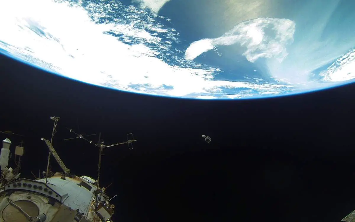 Cosmonauts deliver a tiny satellite from the ISS (August 15, 2018)