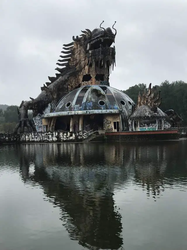 The dragon of Hồ Thuỷ Tiên abandoned water park