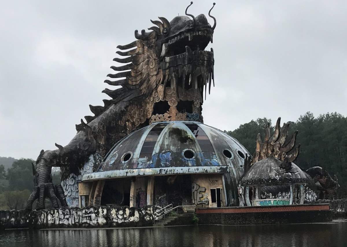 The dragon of Hồ Thuỷ Tiên abandoned water park (featured image)