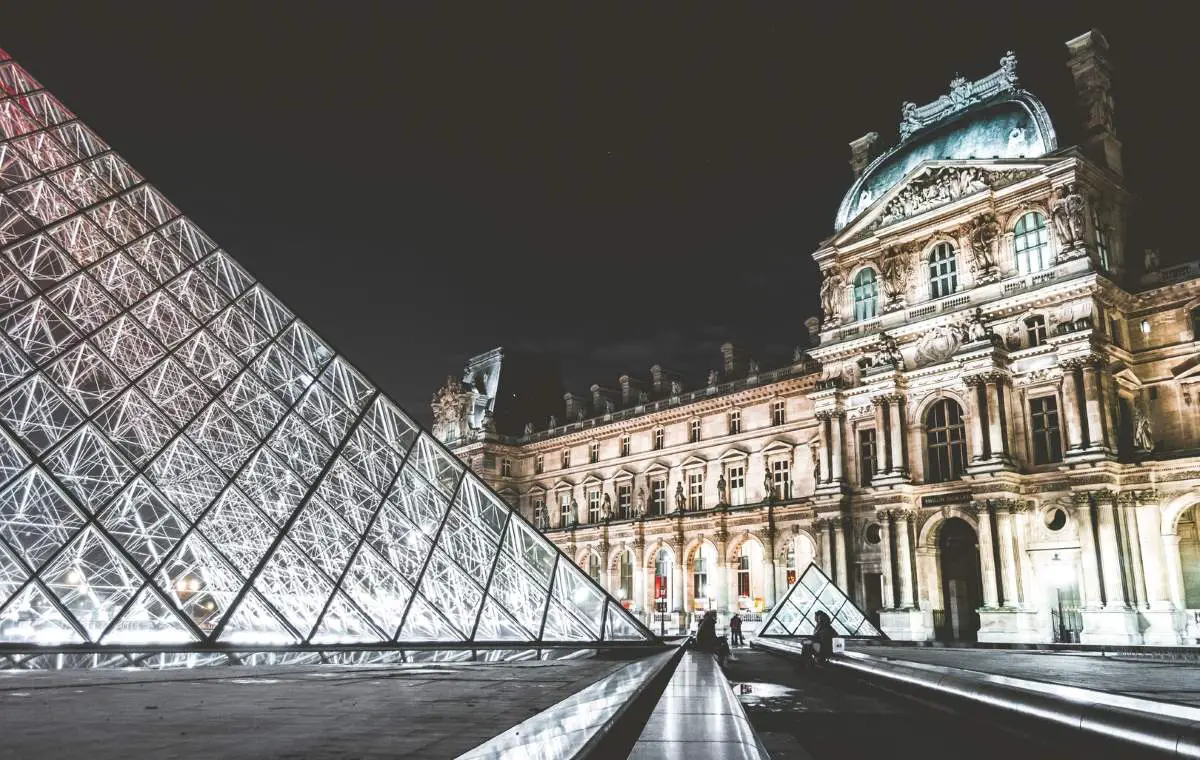 Tourist Attractions in the World That Everyone Must See: Louvre Museum