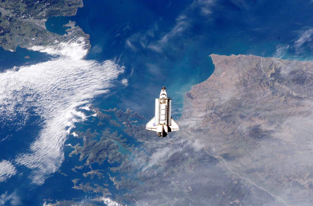 Space Shuttle Endeavour over Cook Strait (ISS005-E-21472)