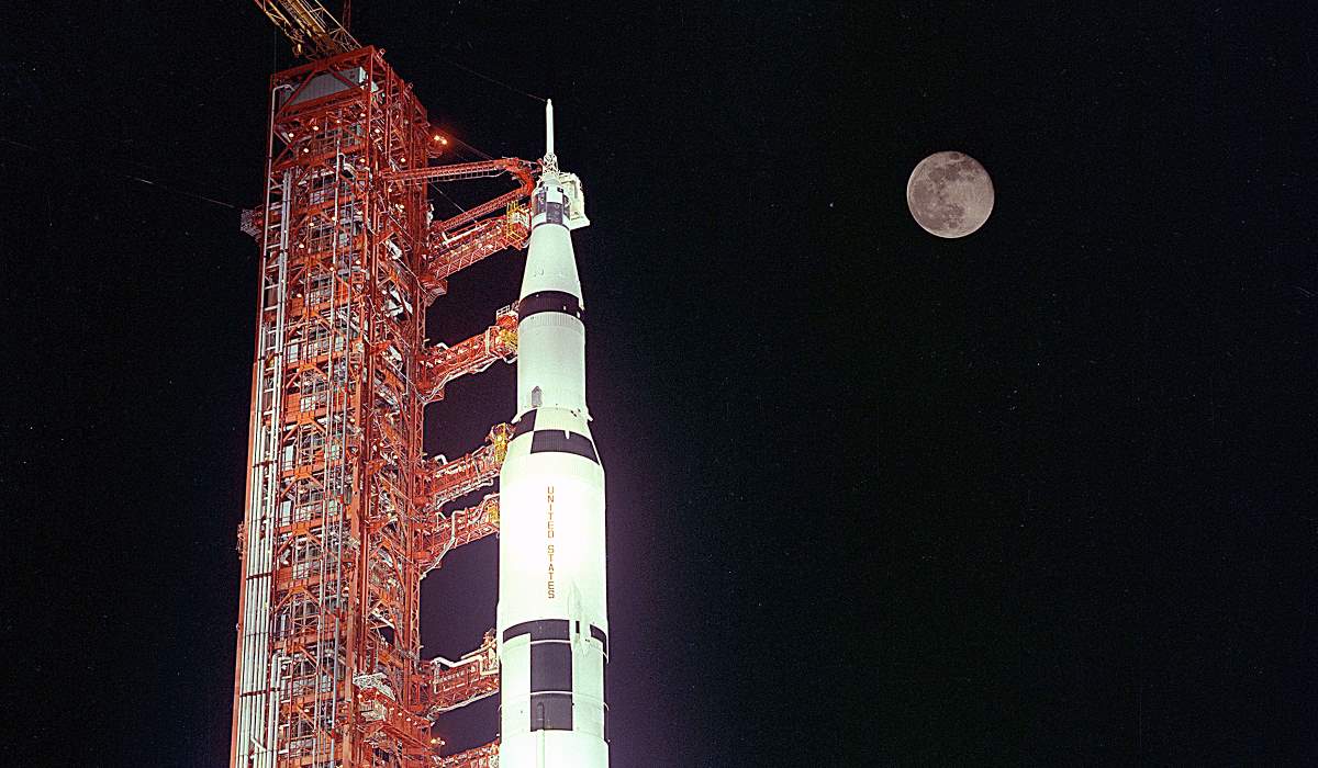 Apollo 17 during the prelaunch, with the Moon is in the background (cropped)
