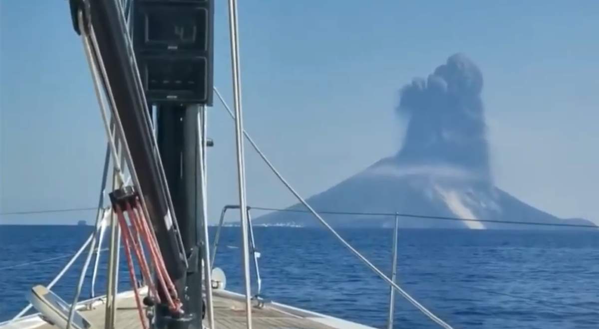 Stromboli volcano eruption from a sailboat - July 3, 2019