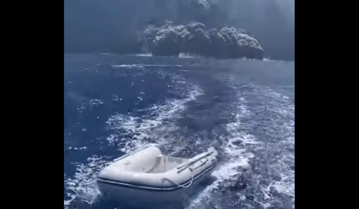 ,Boat speeds away from Stromboli eruption