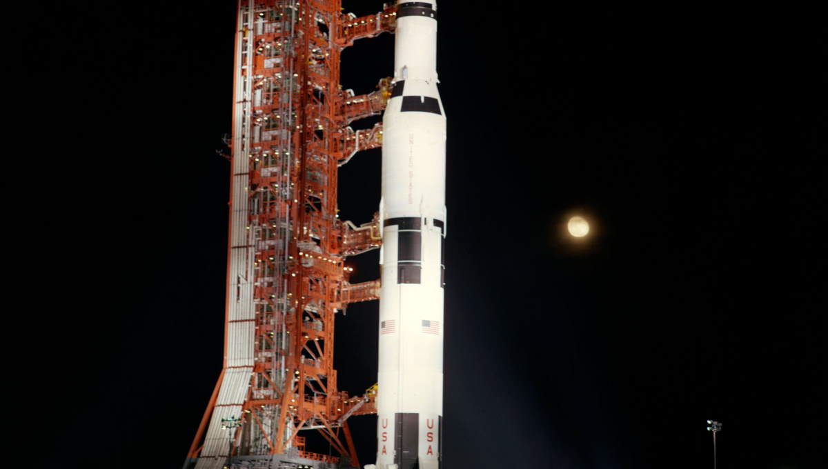 Apollo 12 at the launchpad (cropped)