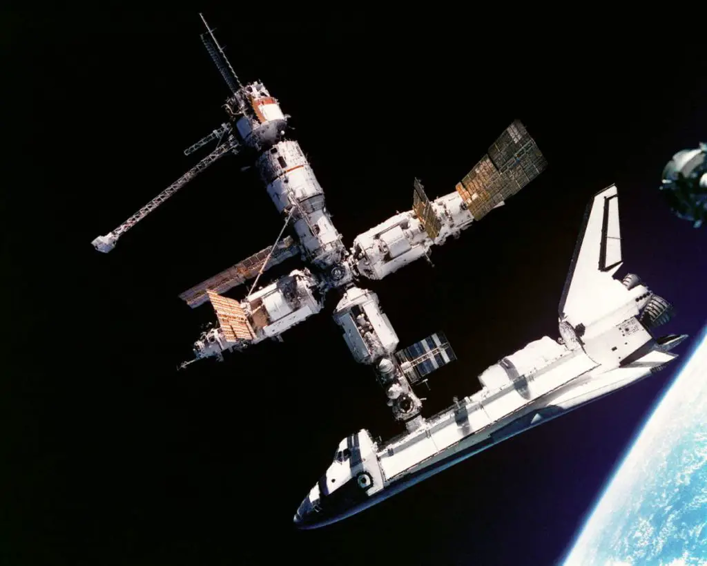 Hadfield reviews space movies - Space Shuttle Atlantis Meets Mir Space Station (1995)