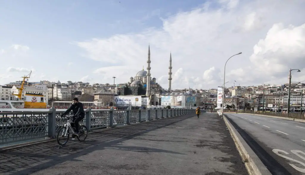 Coronavirus: world's response has slashed CO2 emissions. Galata Bridge, Istanbul