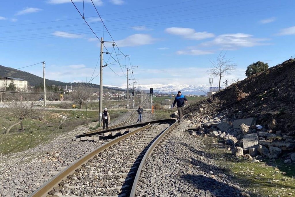 Railway tracks bent more than 3 meters (10 feet) during Turkey earthquakes (2023)